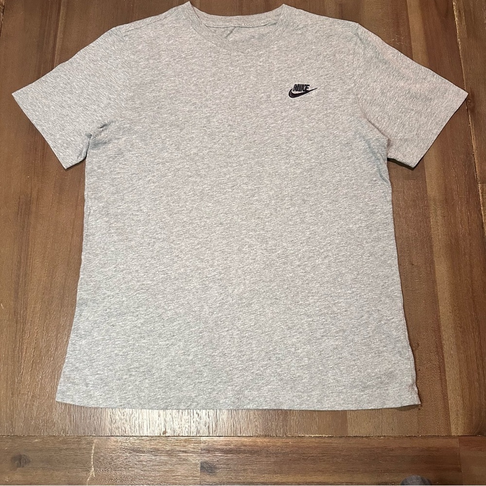 Nike Sportswear Club Men's T-Shirt size S gray